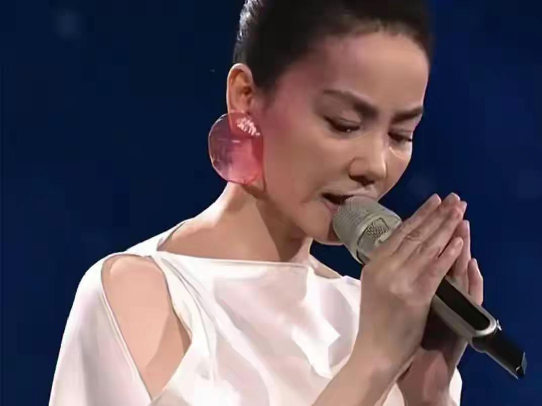 今晚能再听到王菲唱歌，实在太开心了。

她将演唱《你我经历的一刻》，原名《百年长