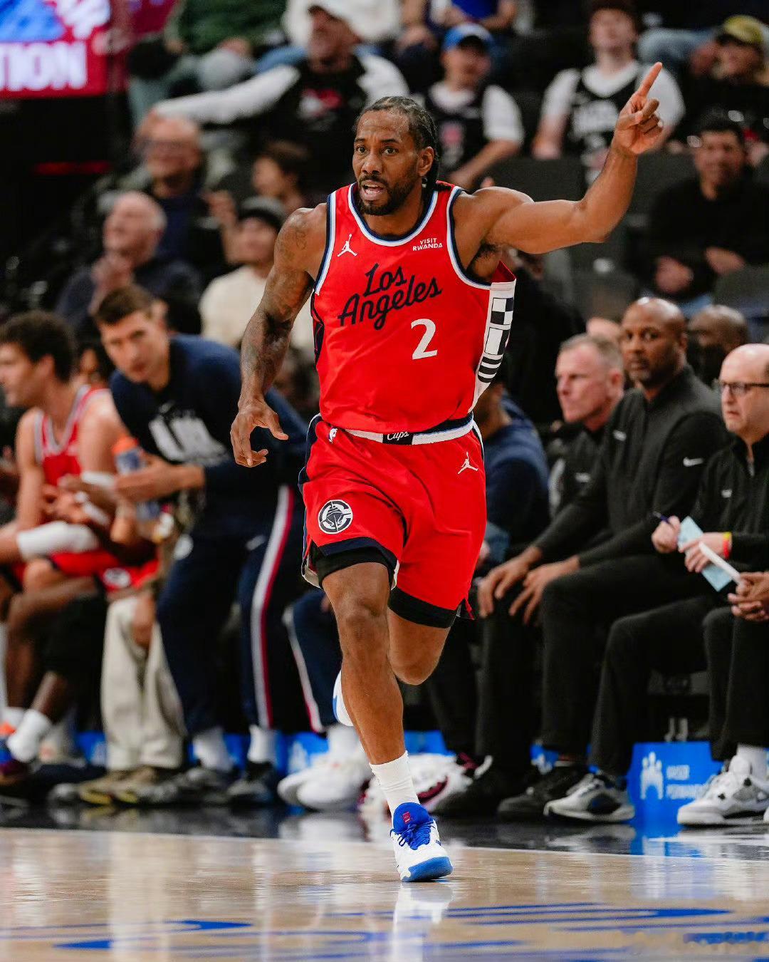 尽力了！面对魔术贴防守！科怀-伦纳德出战32分钟，25投14中，其中三分球7投2