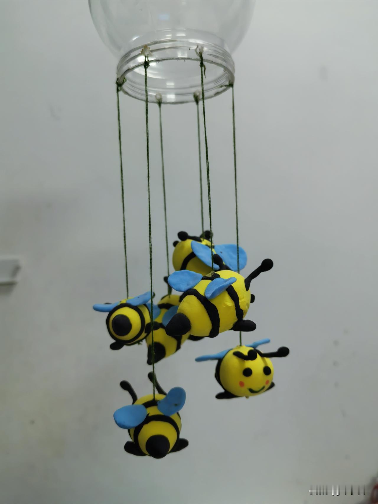 为了给娃儿完成昆虫手工作业，忙活了一个晚上，终于搞定了。

很久不玩泥巴，开始捏