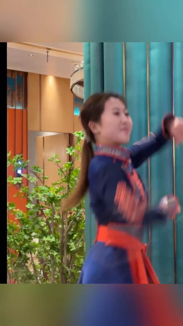 这身衣服也太漂亮了。小姐姐跳的这是什么舞？好有活力，感觉像是在草原上自由奔跑一样