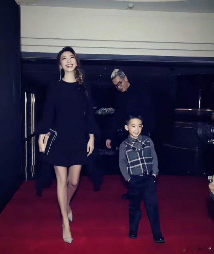 陈小春应采儿捐款100万陈小春应采儿为香港捐款100万元 陈小春和应采儿的举动真