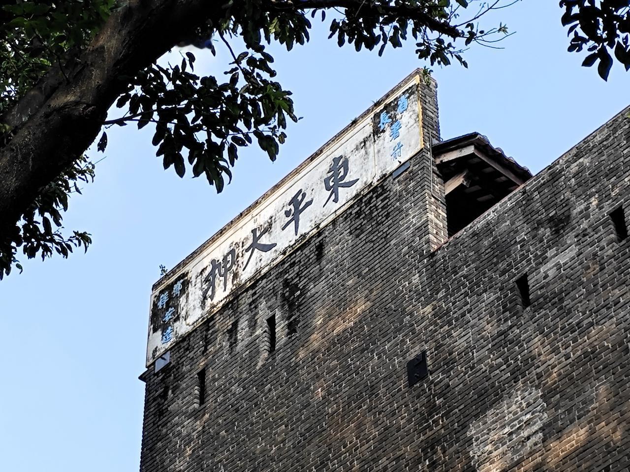 当铺多过米铺！曾是老一辈人经常挂在嘴边的一句话。你绝对想象不到，广州当铺行业兴旺