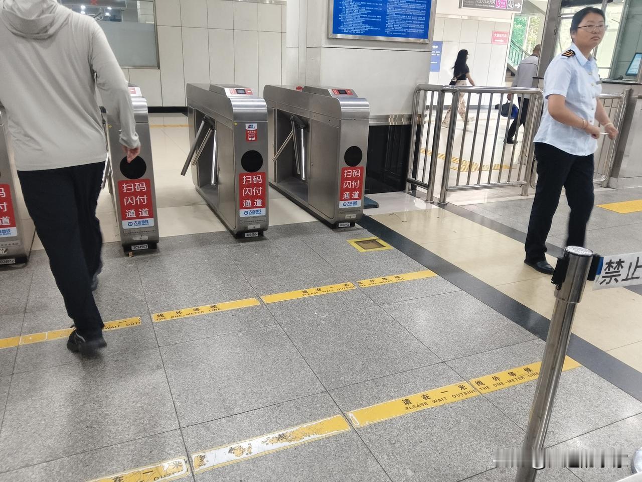 今天是大连地铁免费乘坐的首日，我下班后也“硬蹭”坐了一把地铁，坐了3号线，5号线