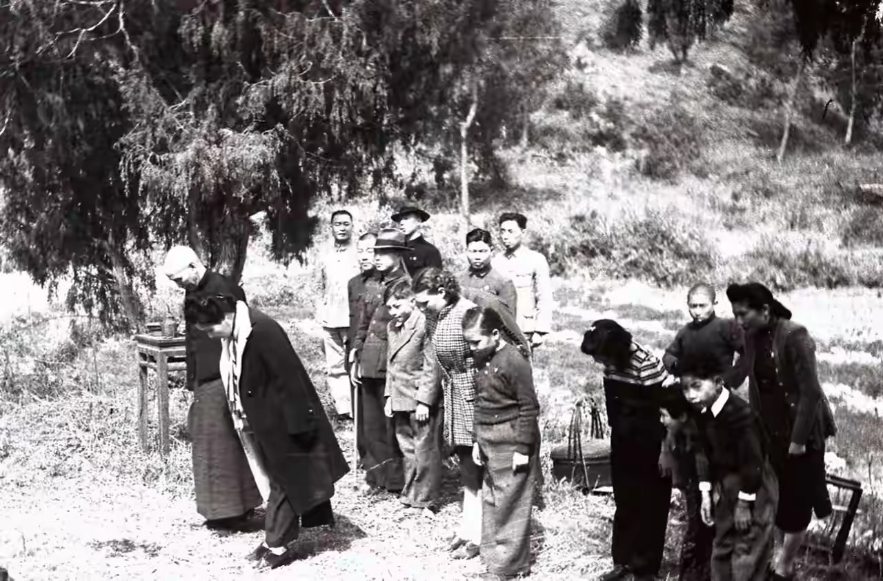 很多人以为蒋氏家族祭祖都是摆足排场的公开仪式，这张1947年清明拍于浙江奉化溪口