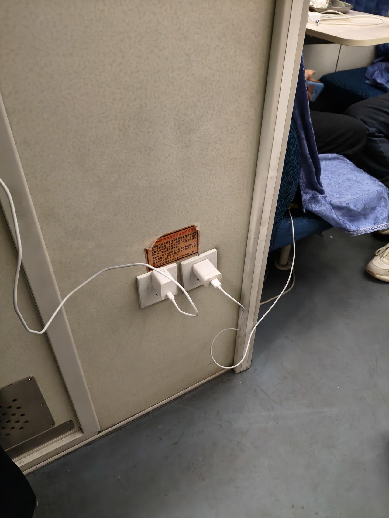 整个列车上只有两个充电插囗！
   今天休假回家，急匆匆赶上列车，由于平时坐高铁