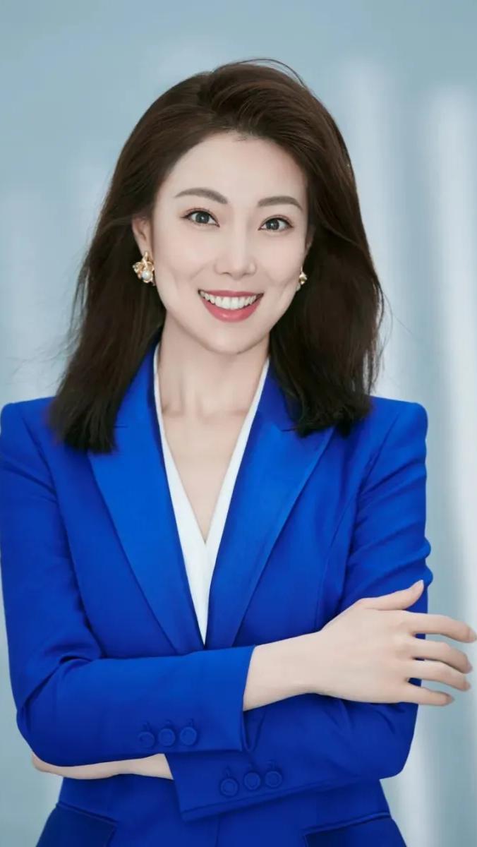 李杰，北京广播电视台主任播音员，中传本科、北大硕士，2008年入职北京台。现任《