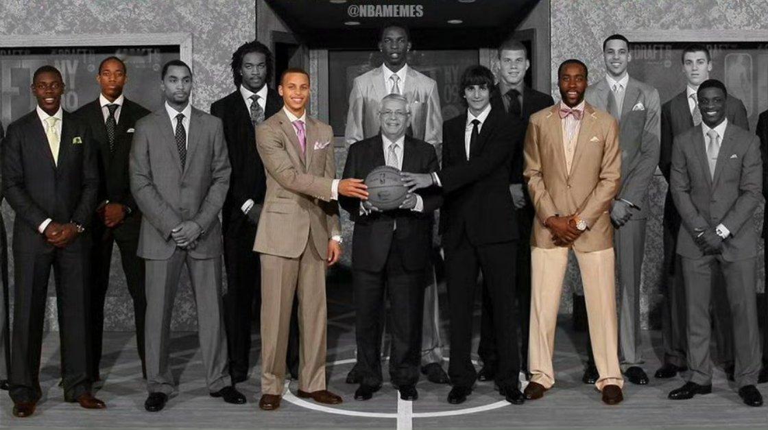一只羊脱衣全过程2009届新秀，依旧在打的还是这四位！image via NBA