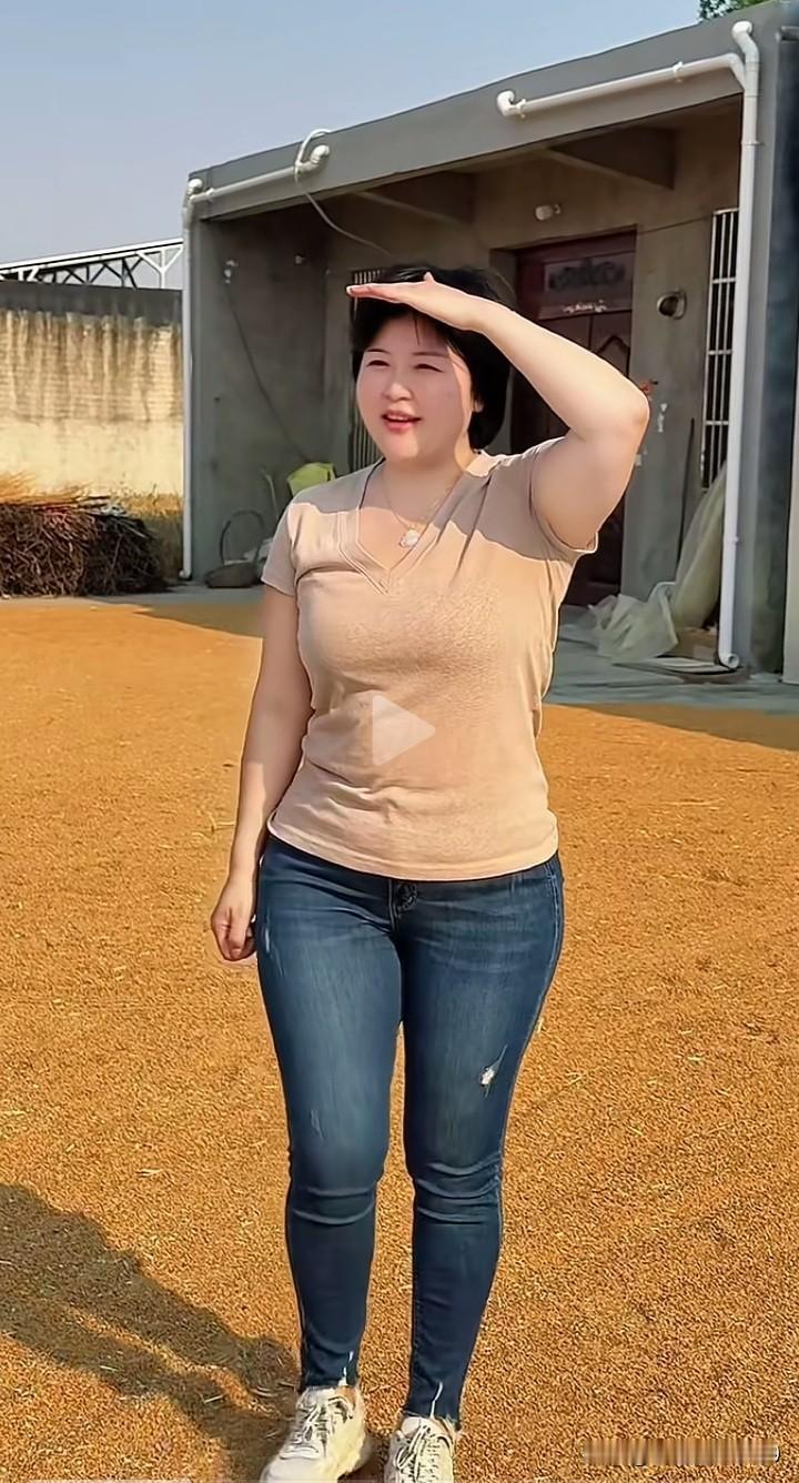 日暖风和，花开满园，这样的日子可谓人间宝藏。前几日去郊外，一大片花海美得令我落泪