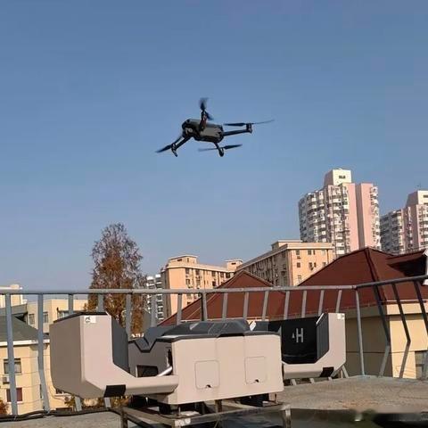 搜寻被困人员环节：→→无人机立了大功原来在徐汇区消防救援支队指挥中心接到警情后，