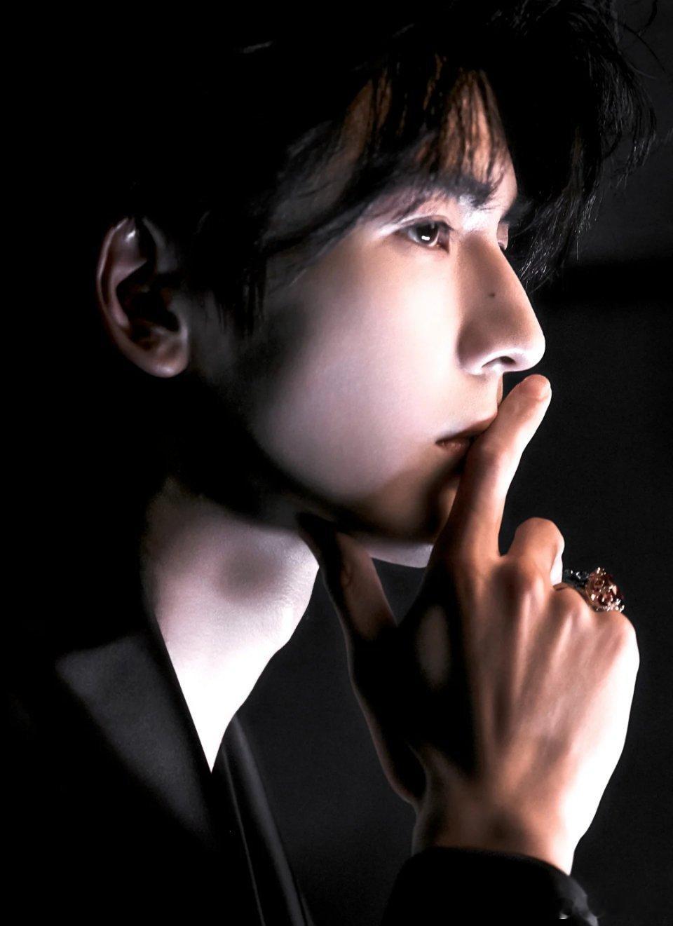 杨迪演我看张凌赫红毯果然好身材自带滤镜！哥这头身比+流畅线条，就算裹麻袋都难掩帅