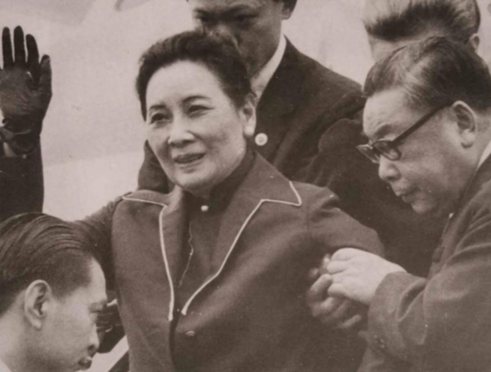 1975年，蒋刚咽气，比蒋经国只大12岁的宋美龄就想独揽大权，没想到，一向憨厚的