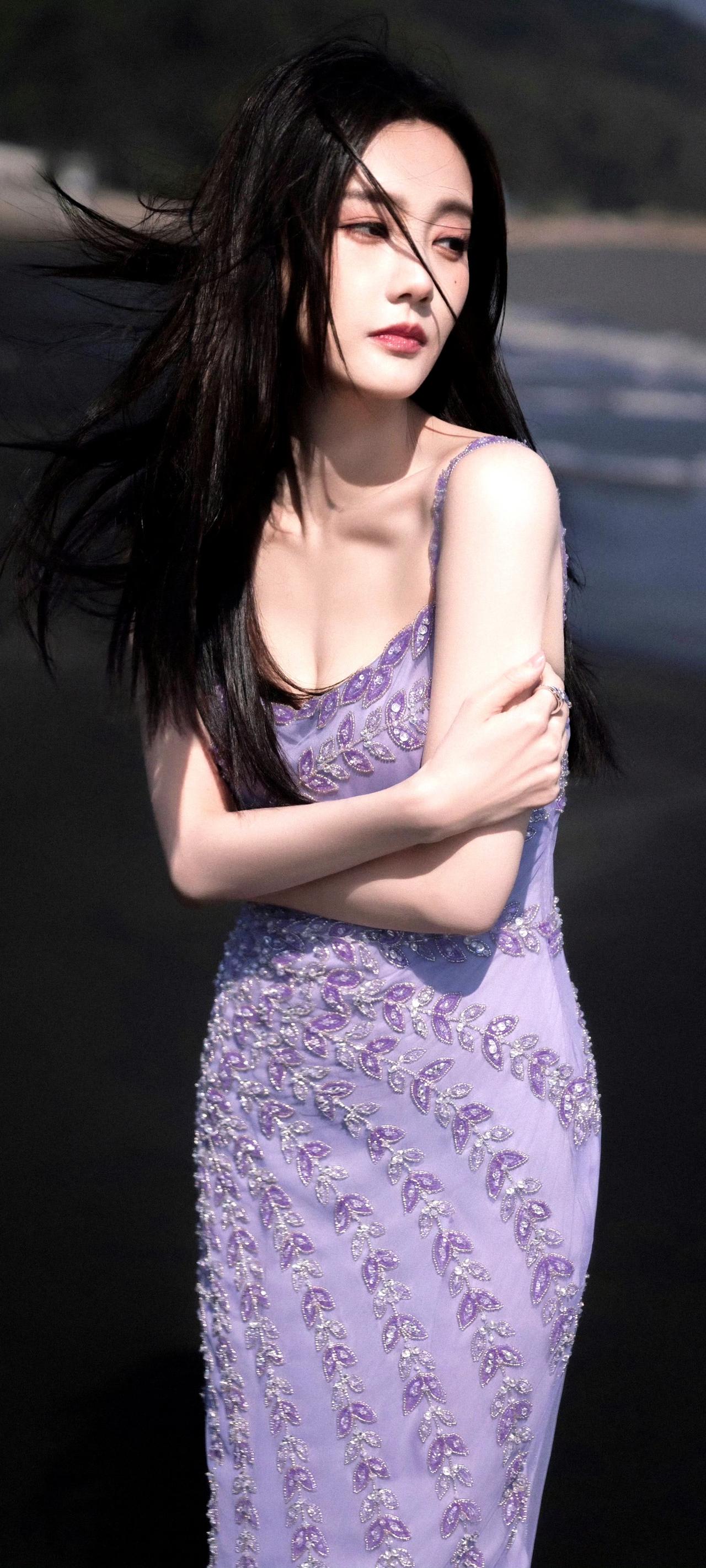 李一桐：海边漫步，紫色长裙随风飘扬，优雅动人。哪位女明星最迷人 娱乐圈美女分享 