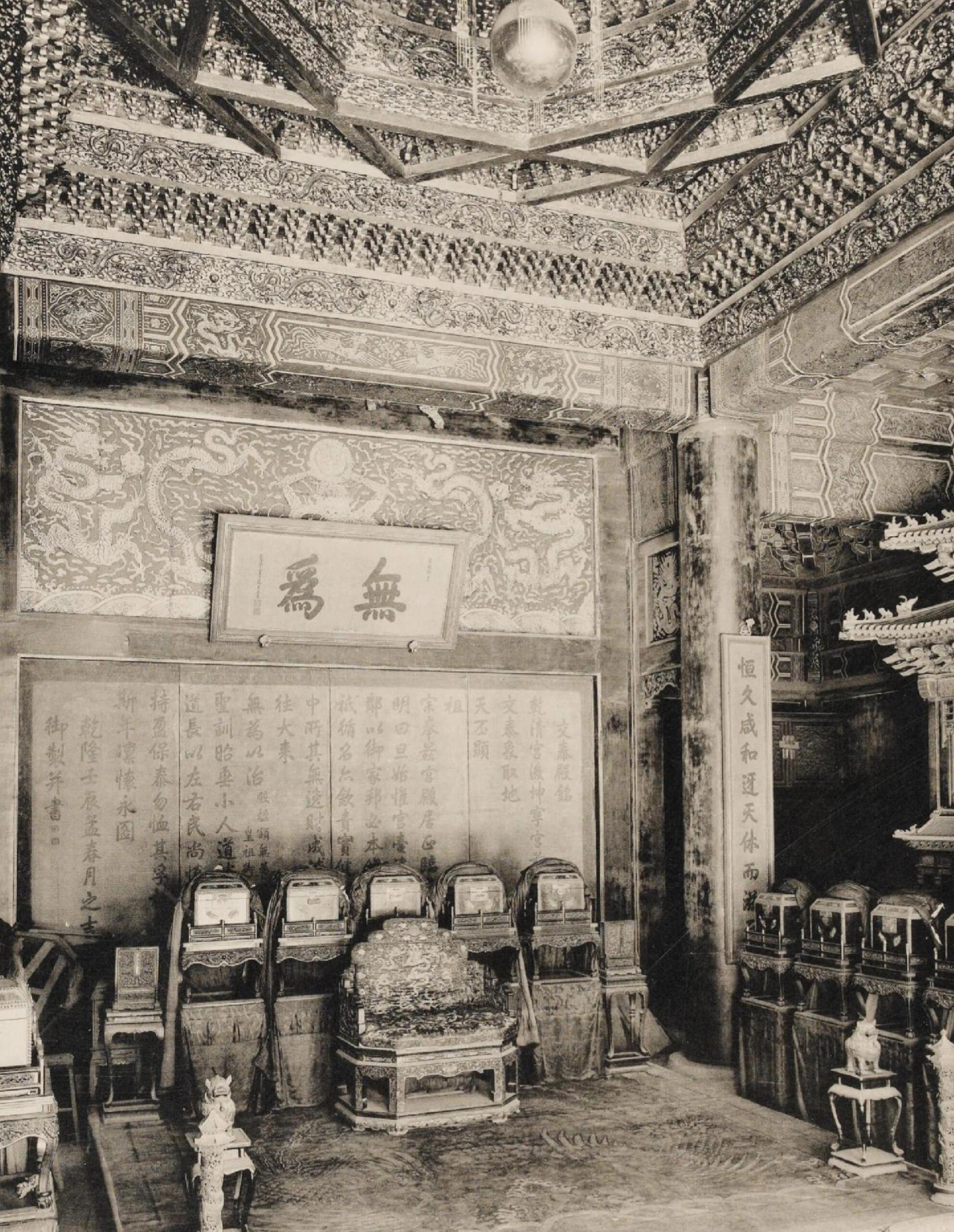 1900年，八国联军侵华，一个名叫“小川一真”的日本摄影师，随军来到中国。他拍摄
