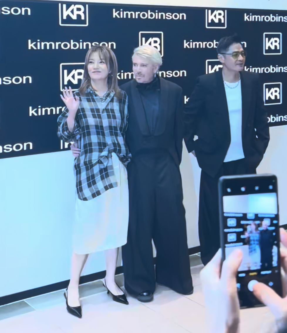 我小燕子又回来了！！！赵薇亮相KimRobnson高级发型秀活动现场！赵薇 ​​