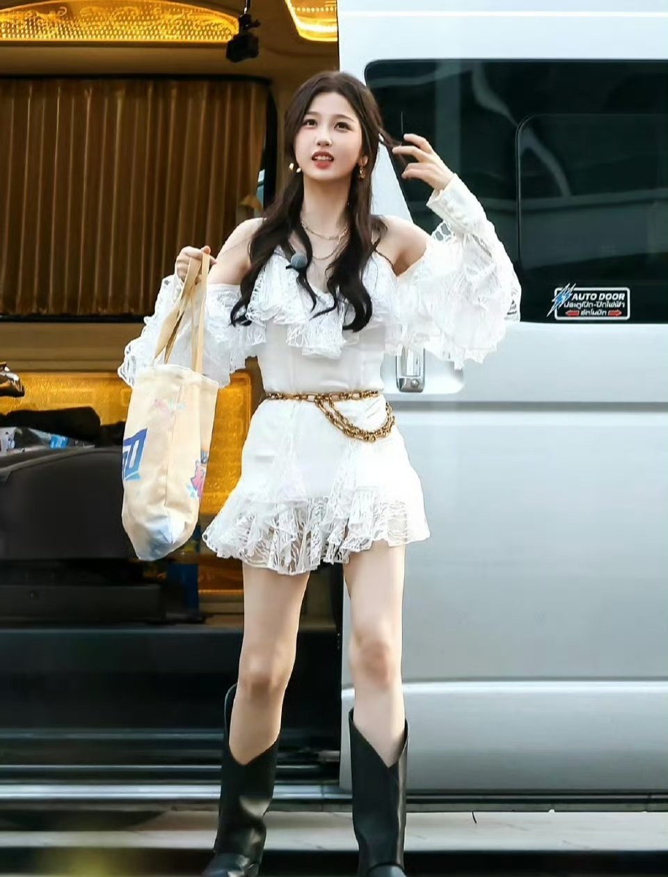 赵露思新歌MV造型和虞书欣双轨团综妆造撞了，这是谁抄的谁啊？ 