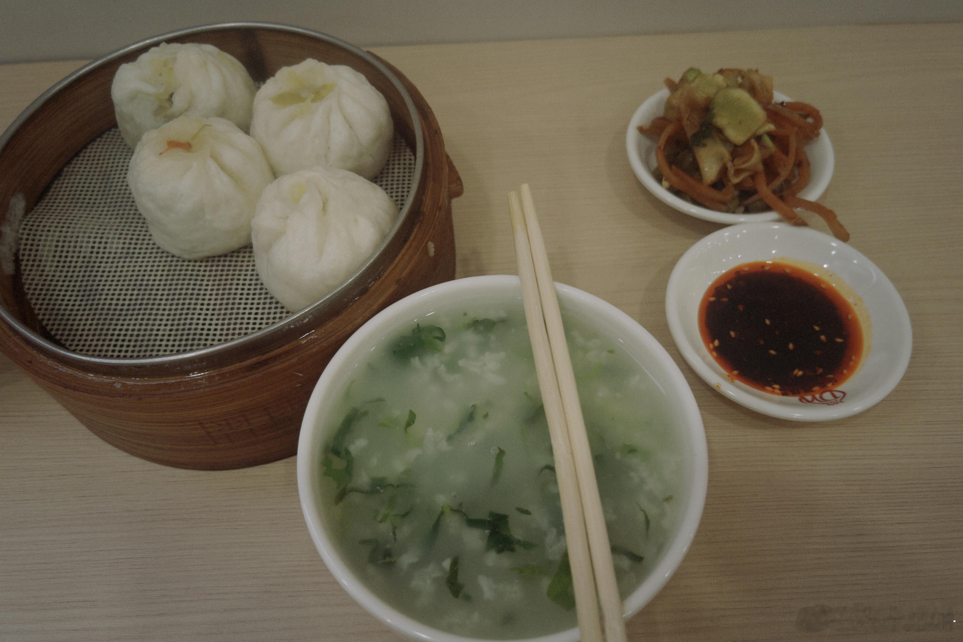 白梦妍 我这刚买好早饭是吃呢还是不吃呢？。鹿啊，好好吃饭、好好睡觉羡慕，慢慢瘦、