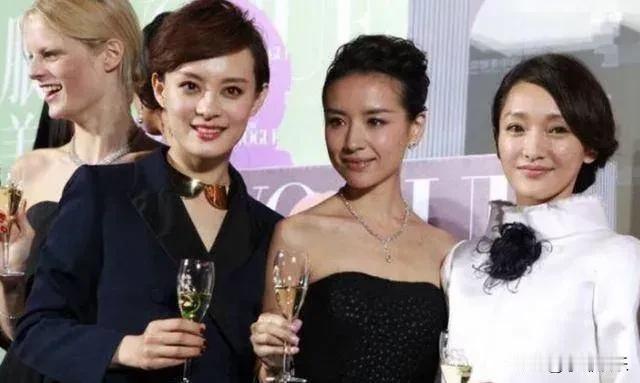 孙俪和董洁都输给了周迅，无论是颜值还是气质，都是周迅毫无悬念胜出！虽然孙俪和董洁