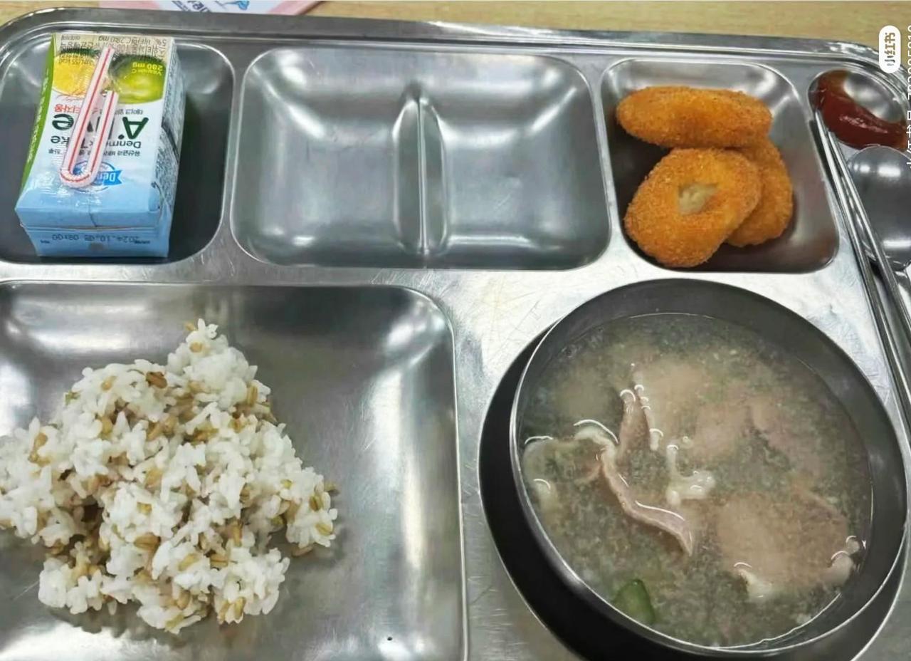 “真是炸裂！一人一片肉...”一位在韩国留学的中国人，因为盛饭时多夹了两片肉片，