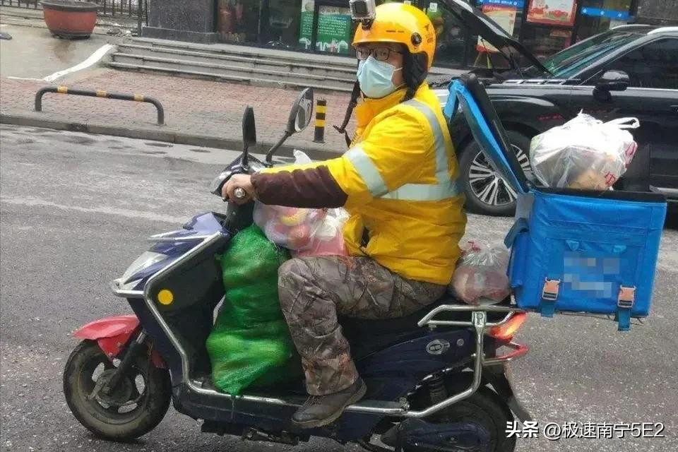 送外卖这份工作技术门槛较低，只要肯吃苦，不惧风吹日晒，便能挣到钱维持生计。特别是