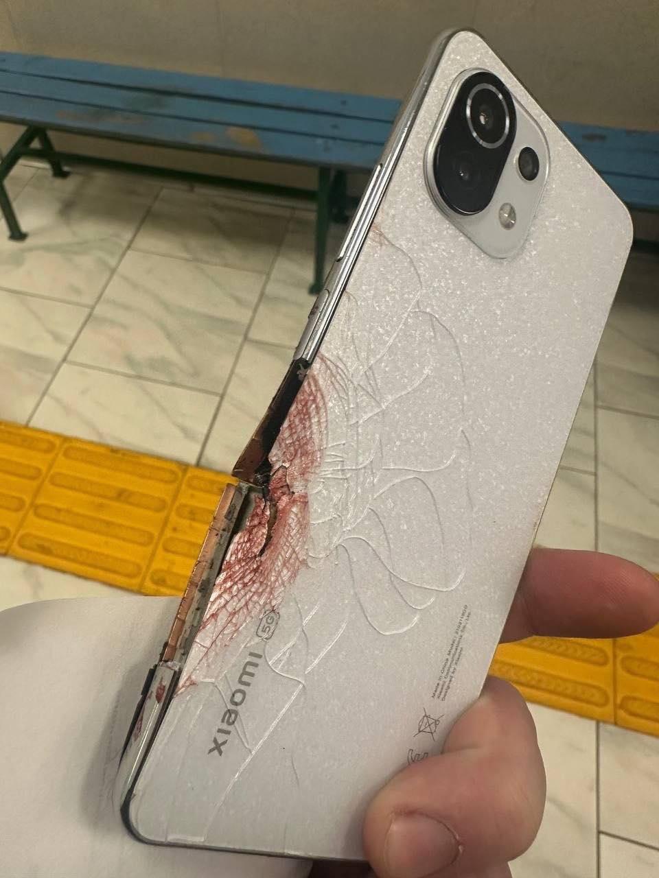 一部小米手机挽救了一名乌克兰人的性命！
在前日遭到俄罗斯无人机导弹疯狂袭击后的乌