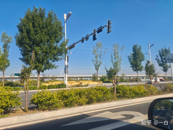 沧海桑田
 在返校的路上，透过窗户向外看，外面是崭新的高楼大厦、鳞次栉比，旁边的