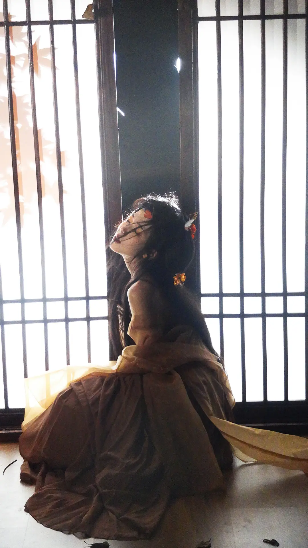 “小蝴蝶 作茧自缚 却也破茧成蝶。”