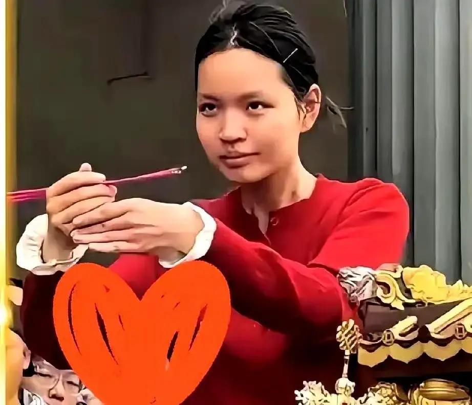 刷到妈祖巡游的段子，说“许老板”想换掉抬轿六年的小女孩，结果轿子纹丝不动，圣杯连