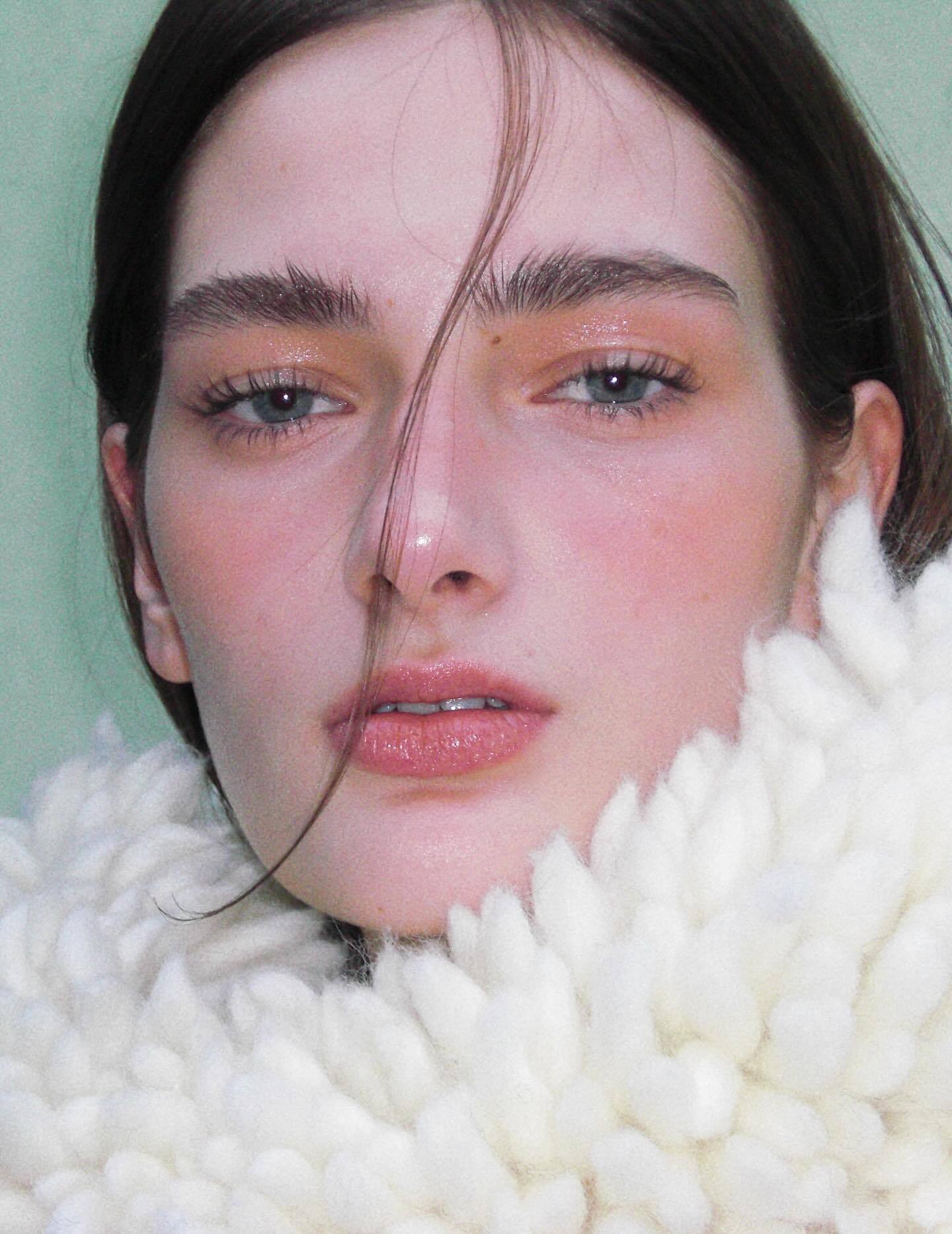 这张图本身是展示美妆效果的，但被模特碧绿眼眸与浅绿背景吸引住了～ 