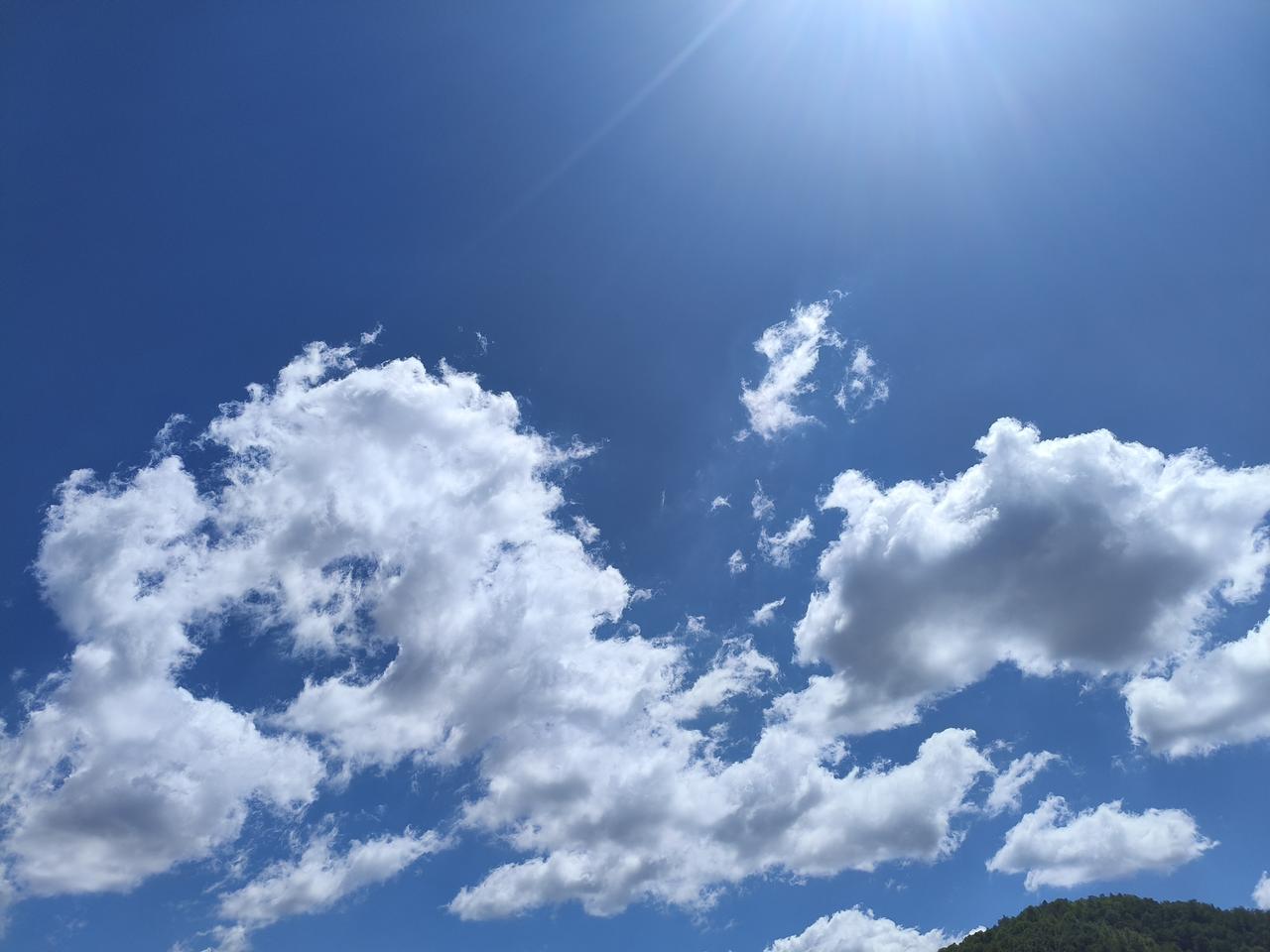分享一张相册里随手拍的天空居然有人跟我比天空，看天可是我最大的爱好。当然，你也可