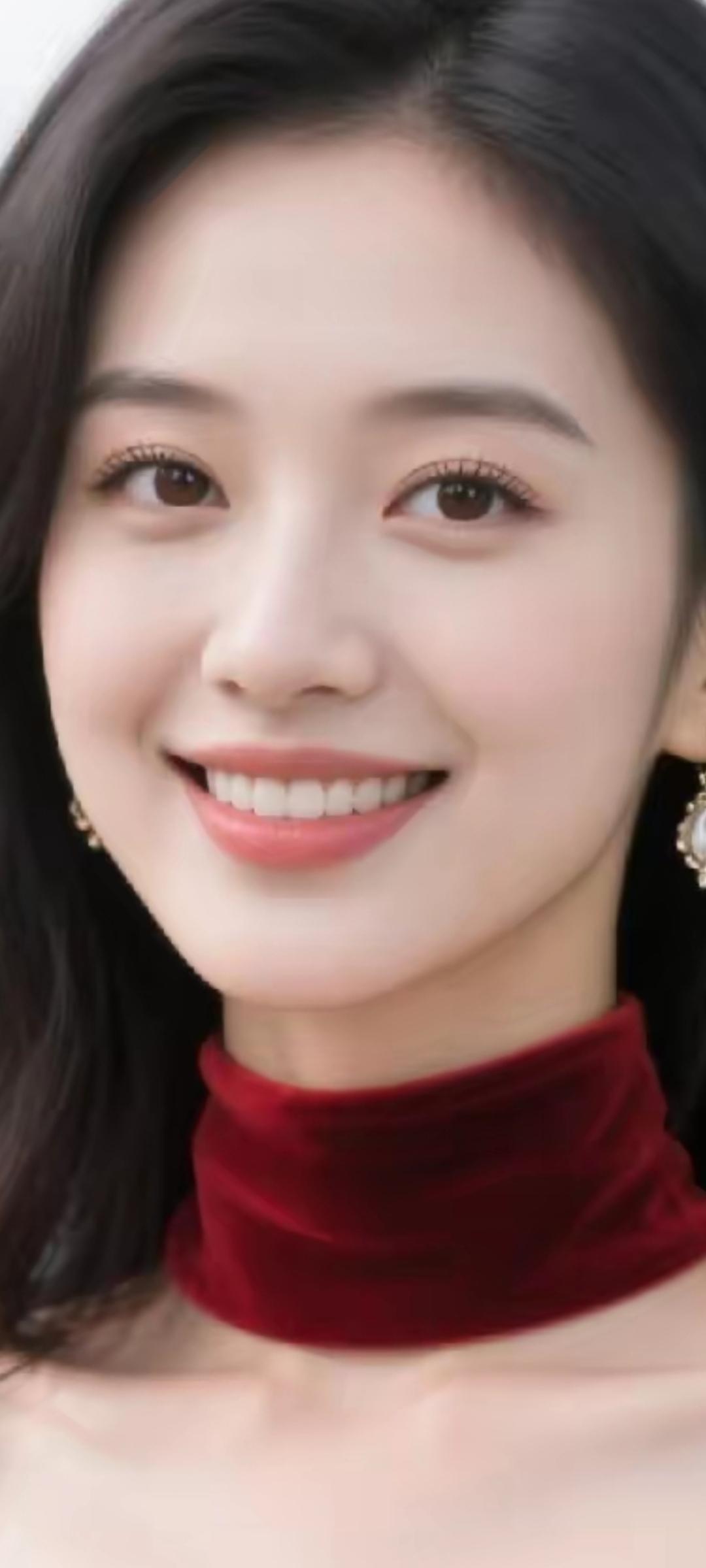 甜美笑容，优雅红衣，闪耀耳环，女神范儿满满！🌹💃✨