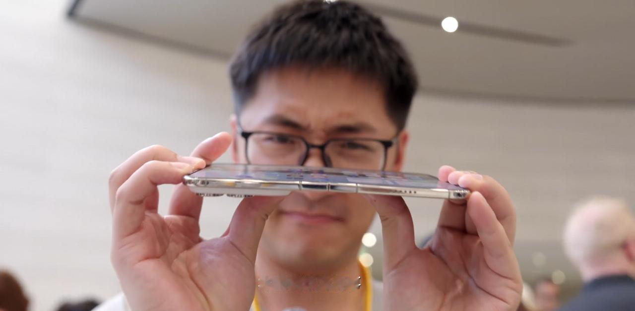 影视飓风还是很敢说的，指出了iPhone Duo的折叠屏如果反折可能会出问题，以