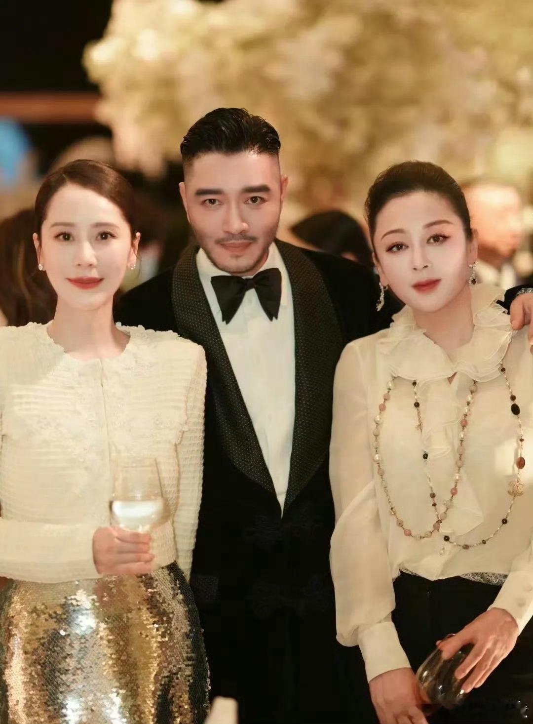 陈红怎么可以那么美，起码年轻了20岁，仿佛又回到当年的盛世美颜了。 ​​​