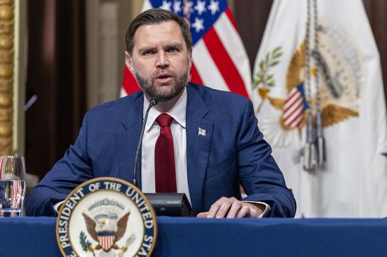 美国二把手终于发飙了！万斯直接放话：如果中国把美国超了，别怨中国，得怨美国领导人