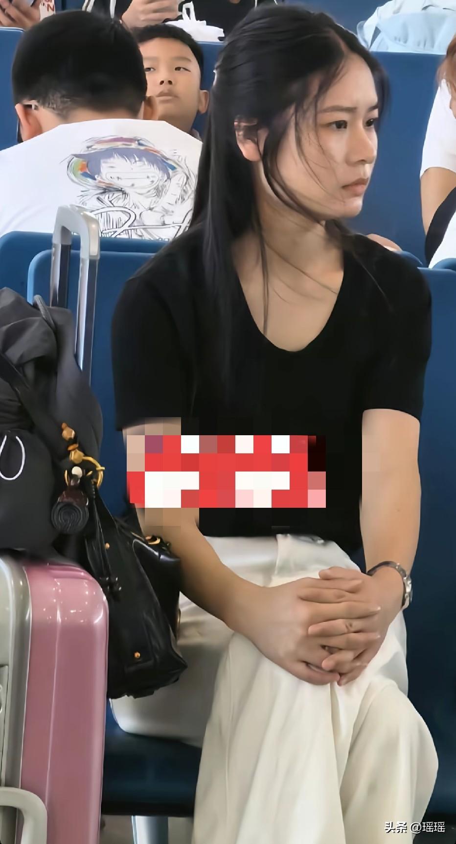 即使满面愁容的坐在那里也是有模有样。