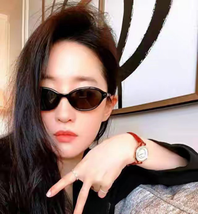 刘亦菲：摘下仙气后的低调生活，代言和舆论把她推到十字路口 