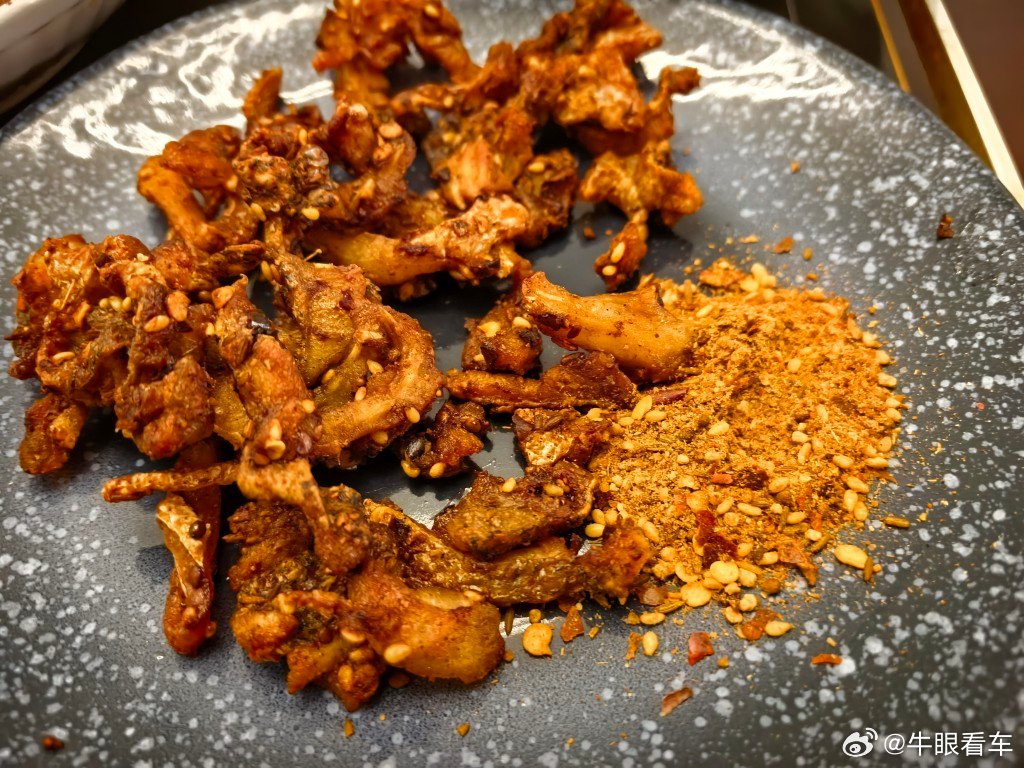 鱼骨熬汤汆鱼片剩下了边角料直接孜然刘师傅私房菜