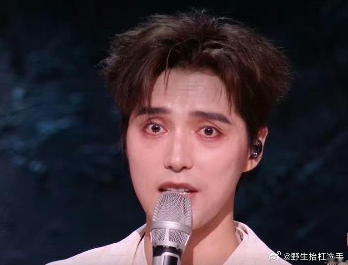 谁给阿云嘎画的眼妆救命！咱就是说谁给阿云嘎化的眼妆啊，不知道的还以为上台前哭过了