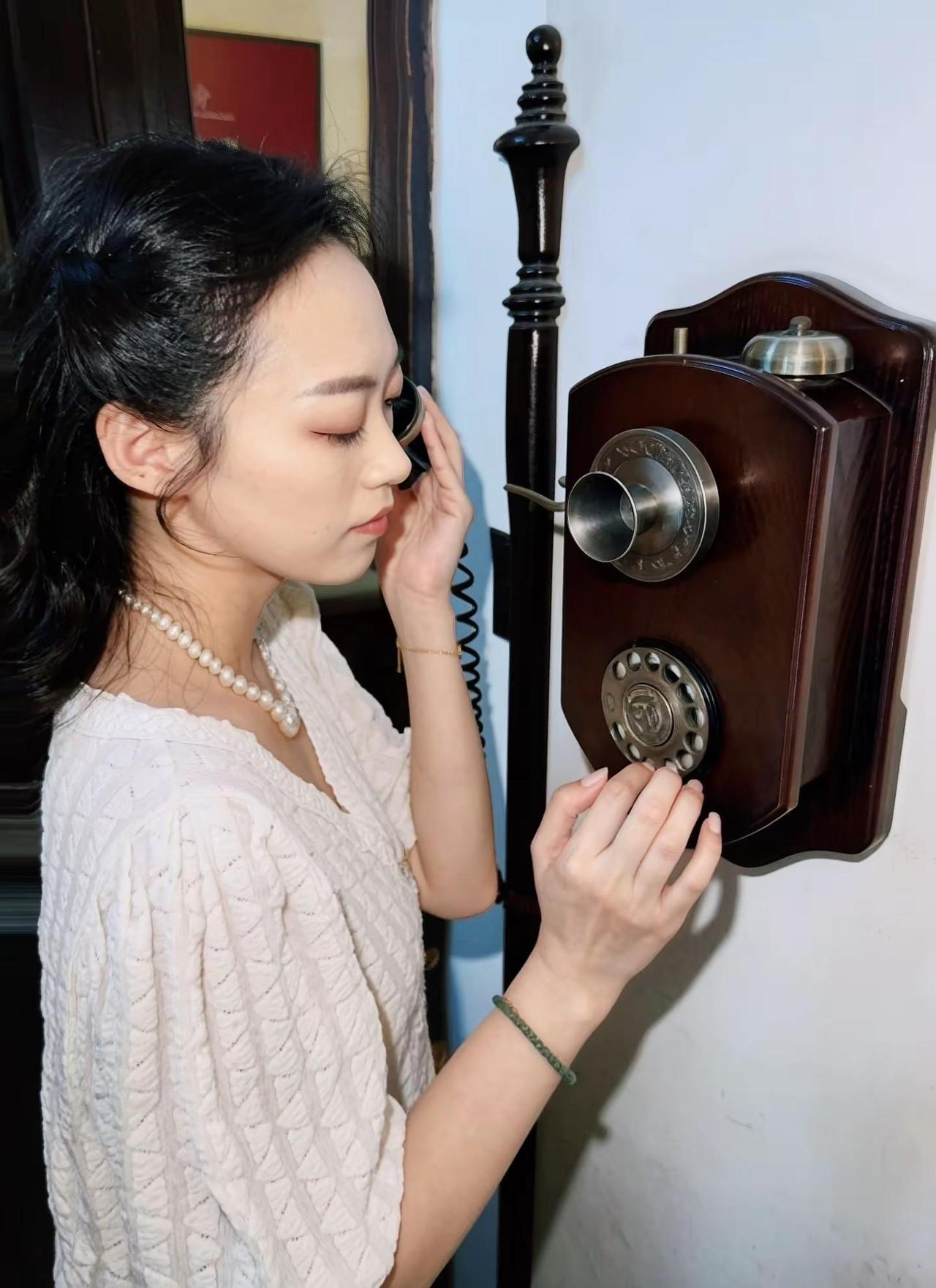 我替你送晚秋去延安，我和你一起爱左蓝