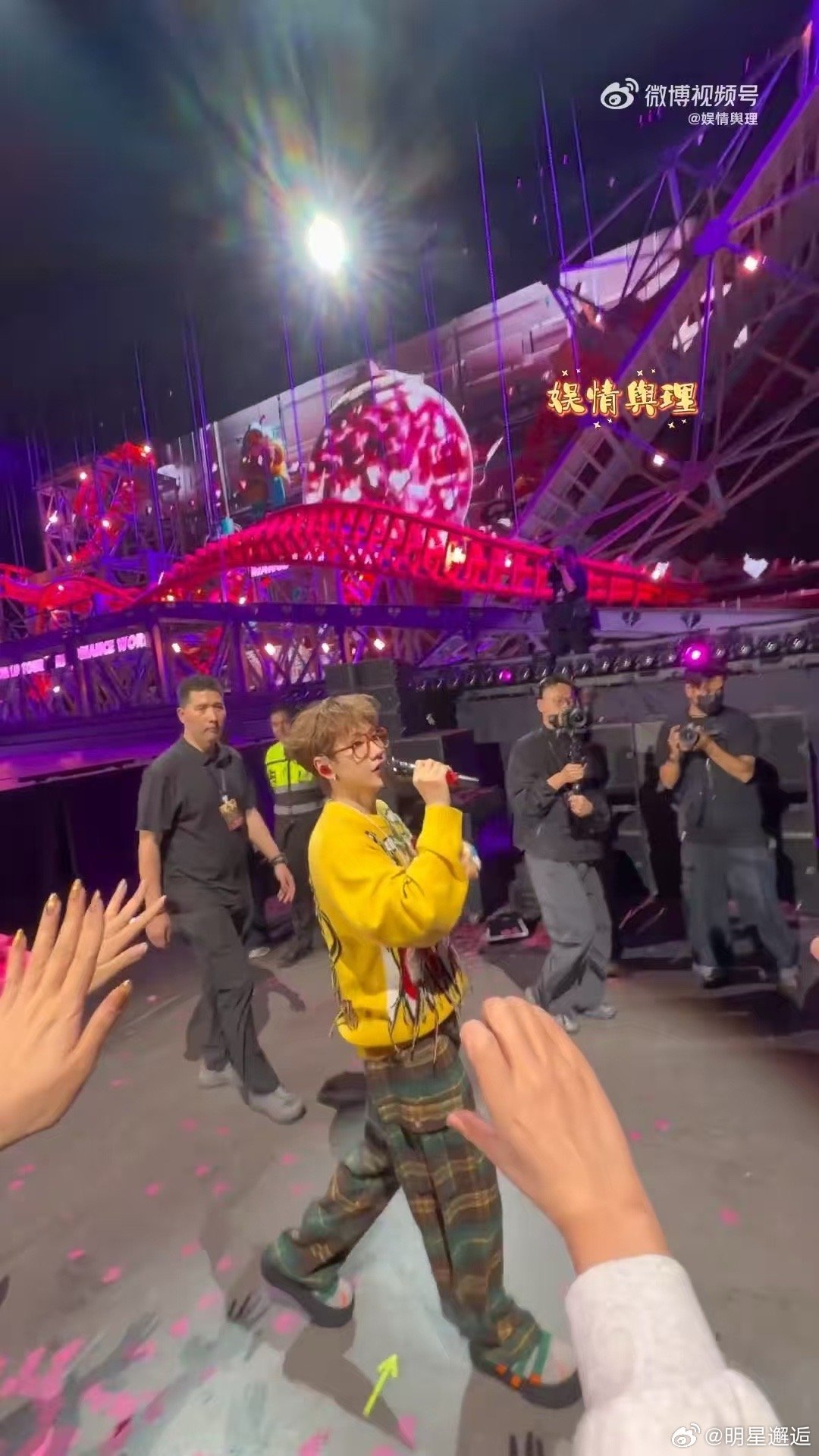 汪苏泷在演唱会上抱了妈妈心路历程：嫉妒→释然→这是我婆婆啊！妈，您先抱，下次演唱