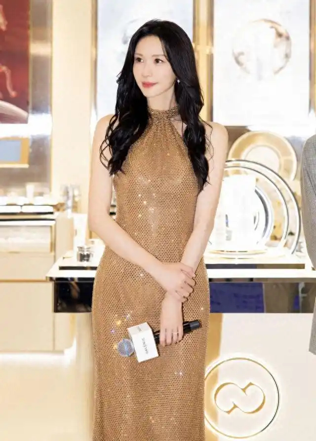 51岁林志玲的鱼尾裙，撕开普通妈妈的残酷真相，自律的代价太扎心 