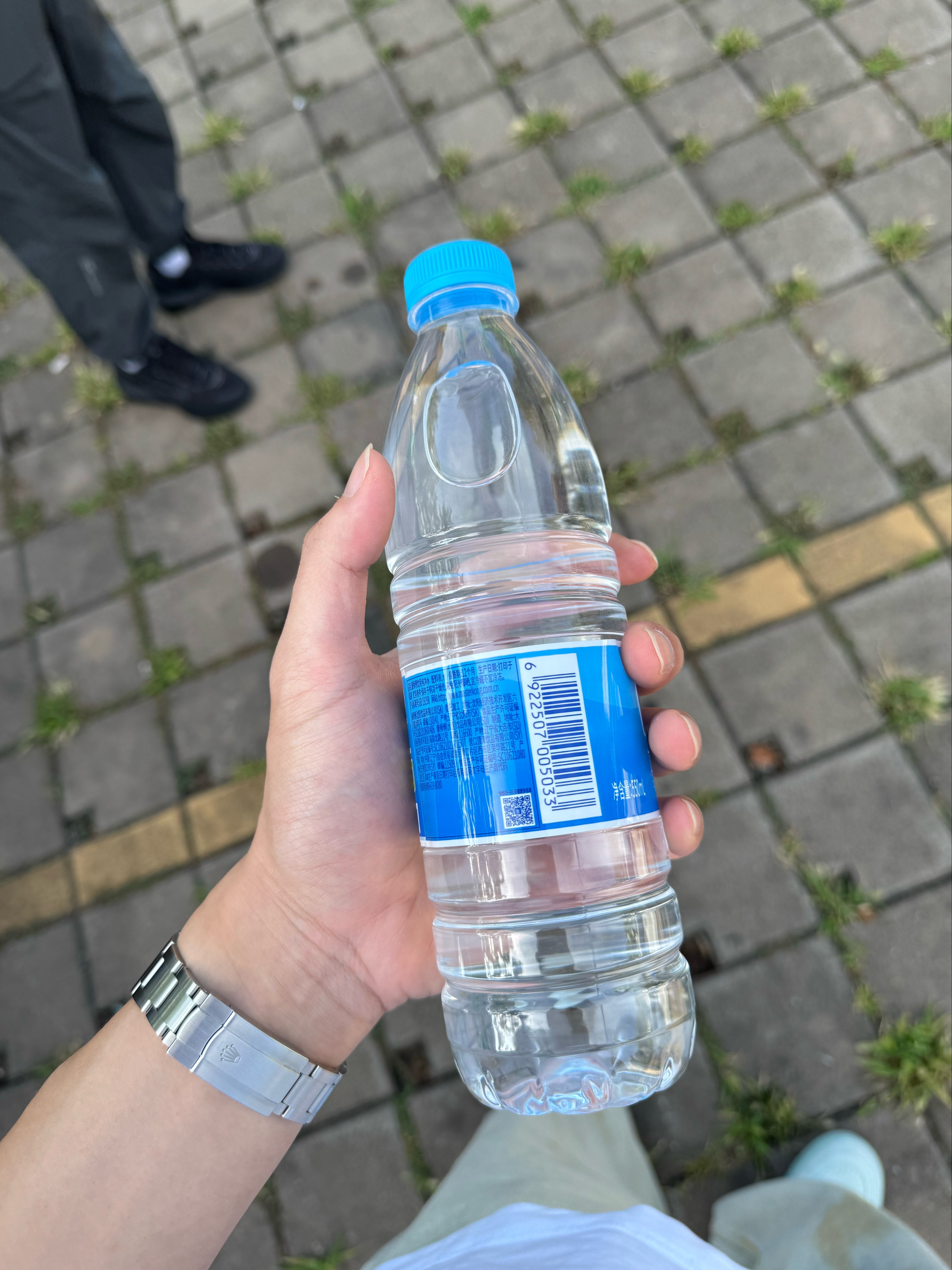 大连人民真好客啊！拍完回停车场找教练，发现已经和一本地大哥唠上了，相谈甚欢。那大