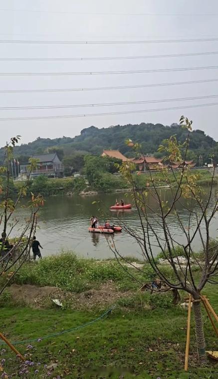 【温州一钓友溺亡】昨天，平阳发生一起令人惋惜的意外。一名在河边垂钓的男子下水后遭