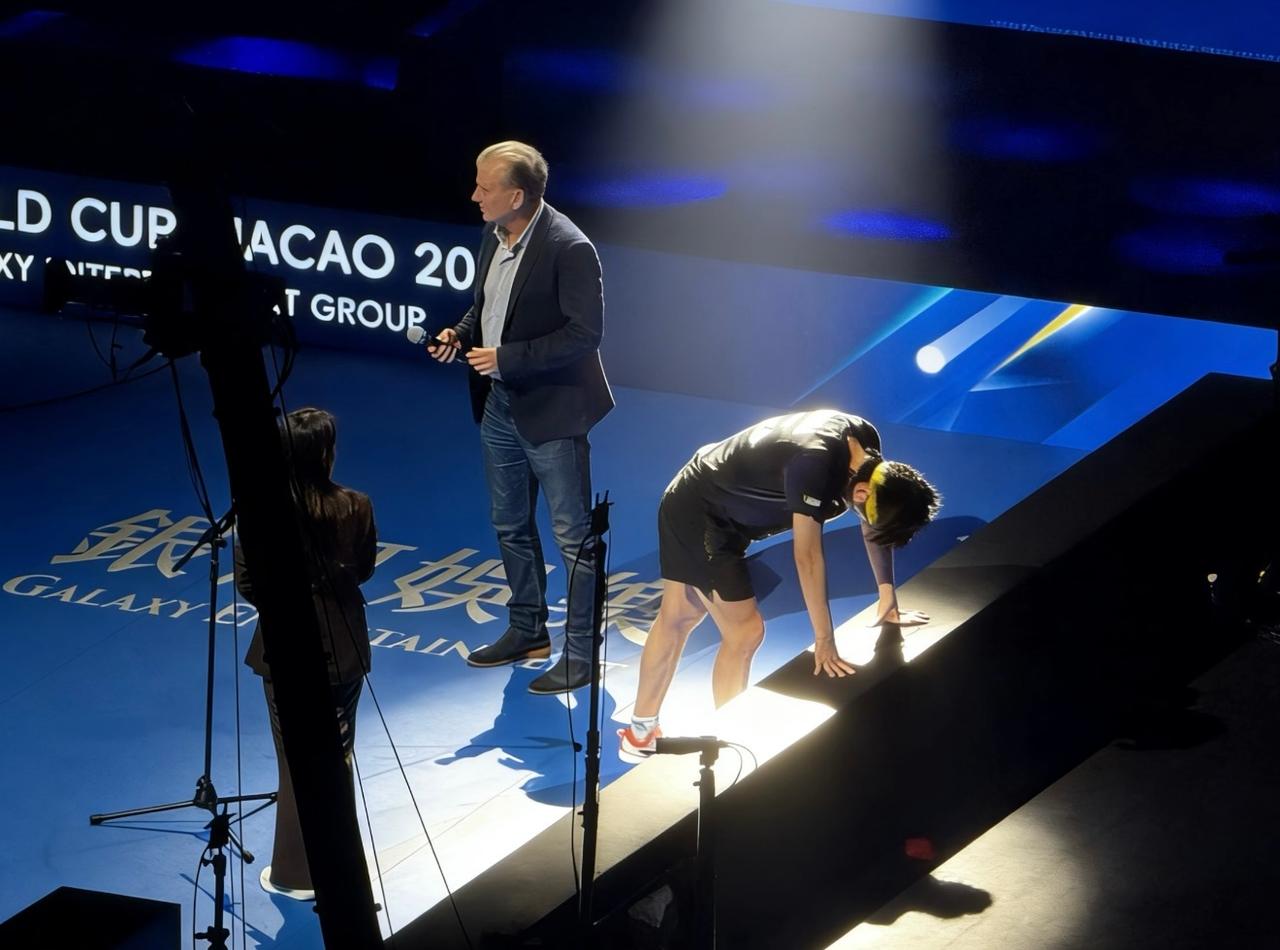 王楚钦赛后扶台缓半天，累到干呕！国乒独苗扛着全队拼到极限
 
WTT澳门世界杯，