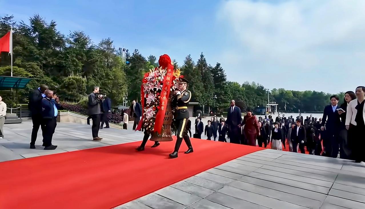 注意到，这位总统出生于1977年，没有见过伟人，但在他当选总统后，首访是中国，直