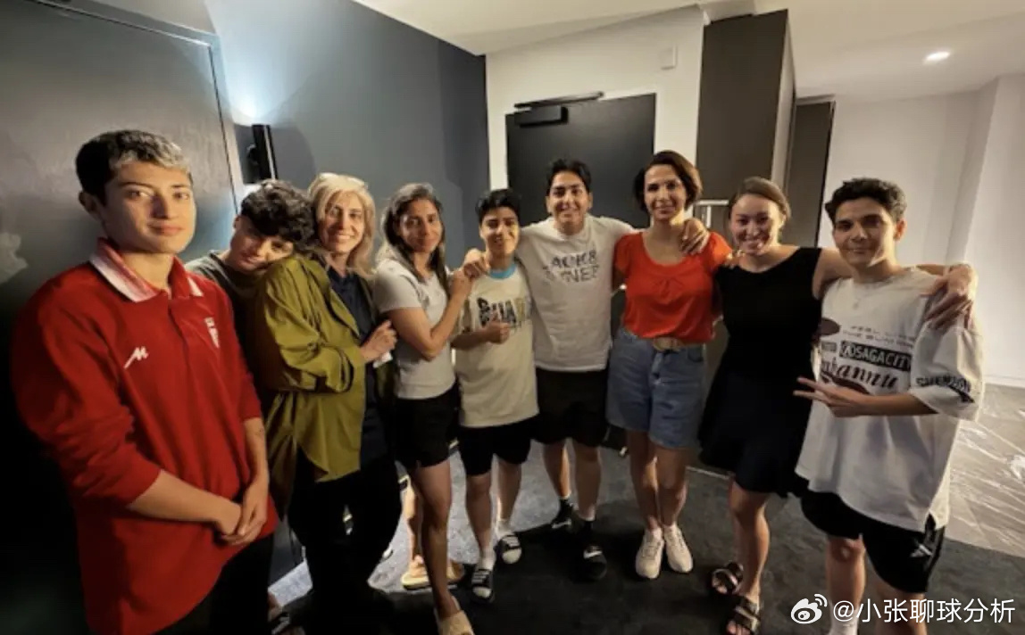 伊朗女足3人反悔后公开亮相！戴头巾与大部队会合 露微笑比剪刀手北京时间3月15日