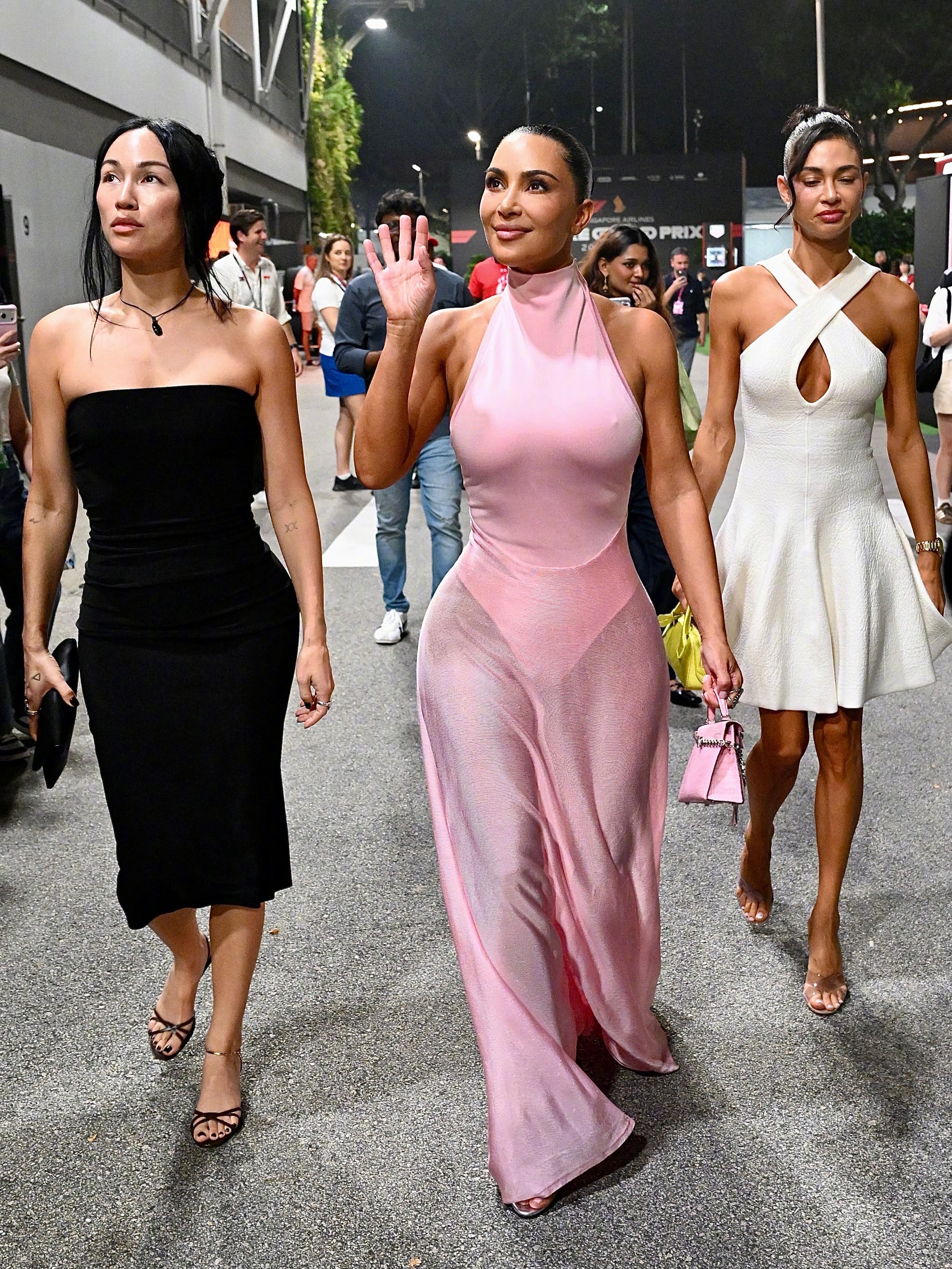 金·卡戴珊身穿粉色 Alaïa 连衣裙，现身新加坡 F1 冲刺赛现场，为男友刘易
