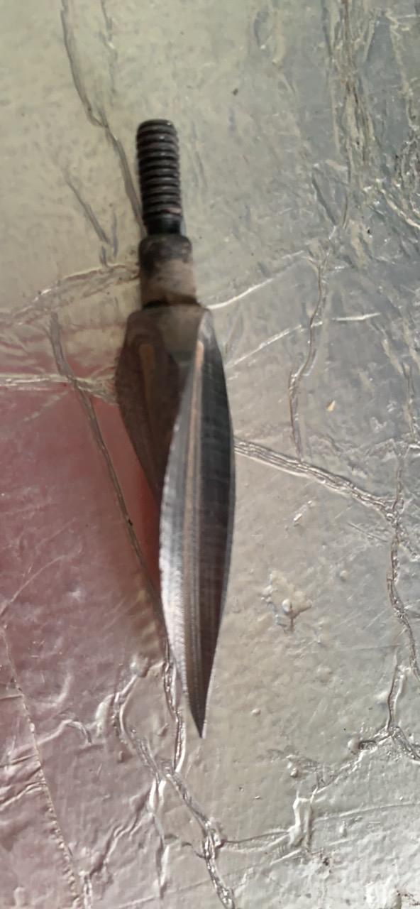 螺旋箭头粗加工前后对比，刚到的箭头才几次射入沙土中就褪漆了，而且三个螺旋菱叶加工