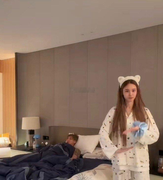 不要忘了徐艺洋曾经也是女团的门面啊这放弃自我的魔丸确实跟黄子韬很配凌晨的徐艺洋简