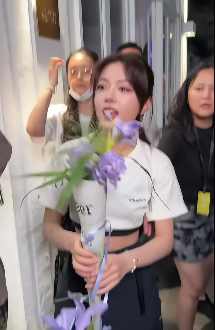 “你微微一笑，蝴蝶为你倾倒”（cr源于，侵删）