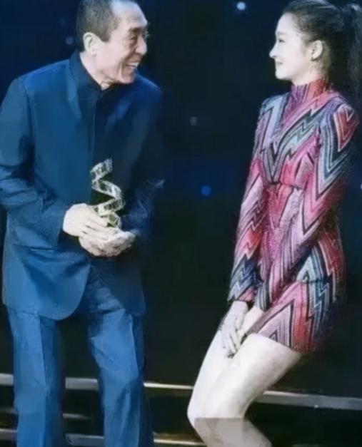 一次颁奖晚会上，张艺谋走向关晓彤时，只见她双腿紧闭，双手捂裙，双膝往下蹲。张艺谋